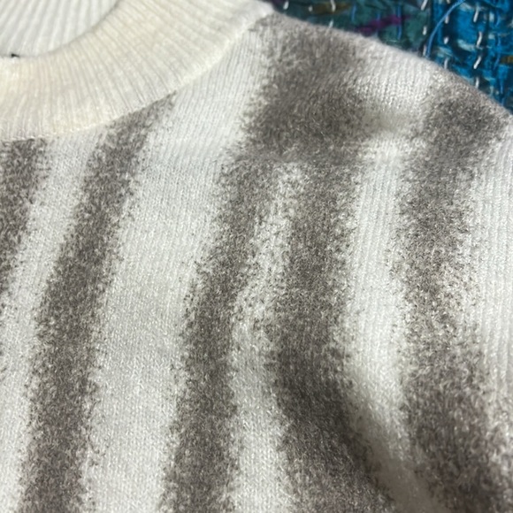 CHARLIE B animal print sweater. NWT. Ivory and taupe. Size large. - Picture 6 of 11
